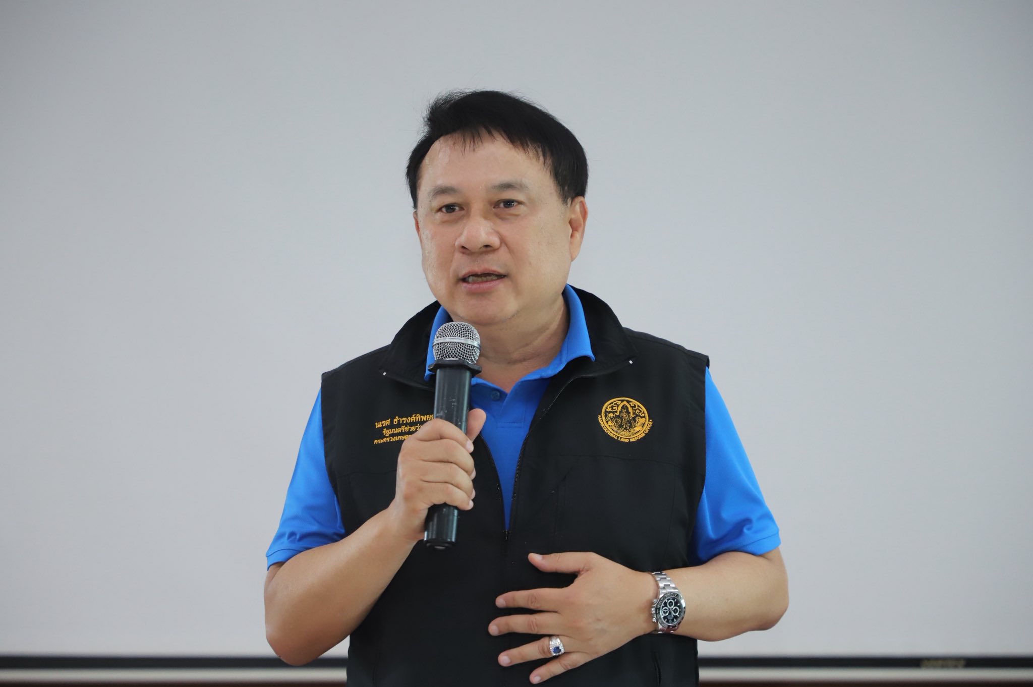 title - รมช.เกษตรฯ มอบโฉนดเพื่อการเกษตร โฉนดต้นไม้ ยกระดับที่ดินทำกินในกระบี่ หนุนเกษตรกรเข้าถึงแหล่งทุน